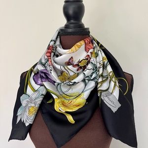 New Gucci Scarf Flora Infinity Print White Silk Scarf Wrap with Gucci Gift Box